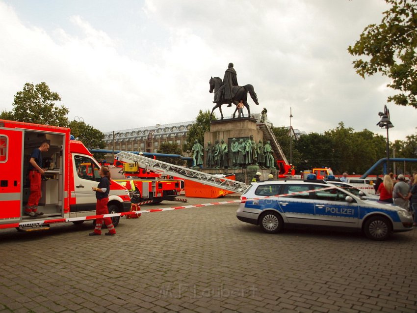 2 Denkmalkletterer hielten Feuerwehr und Polizei in Trapp Koeln Heumarkt P009.JPG